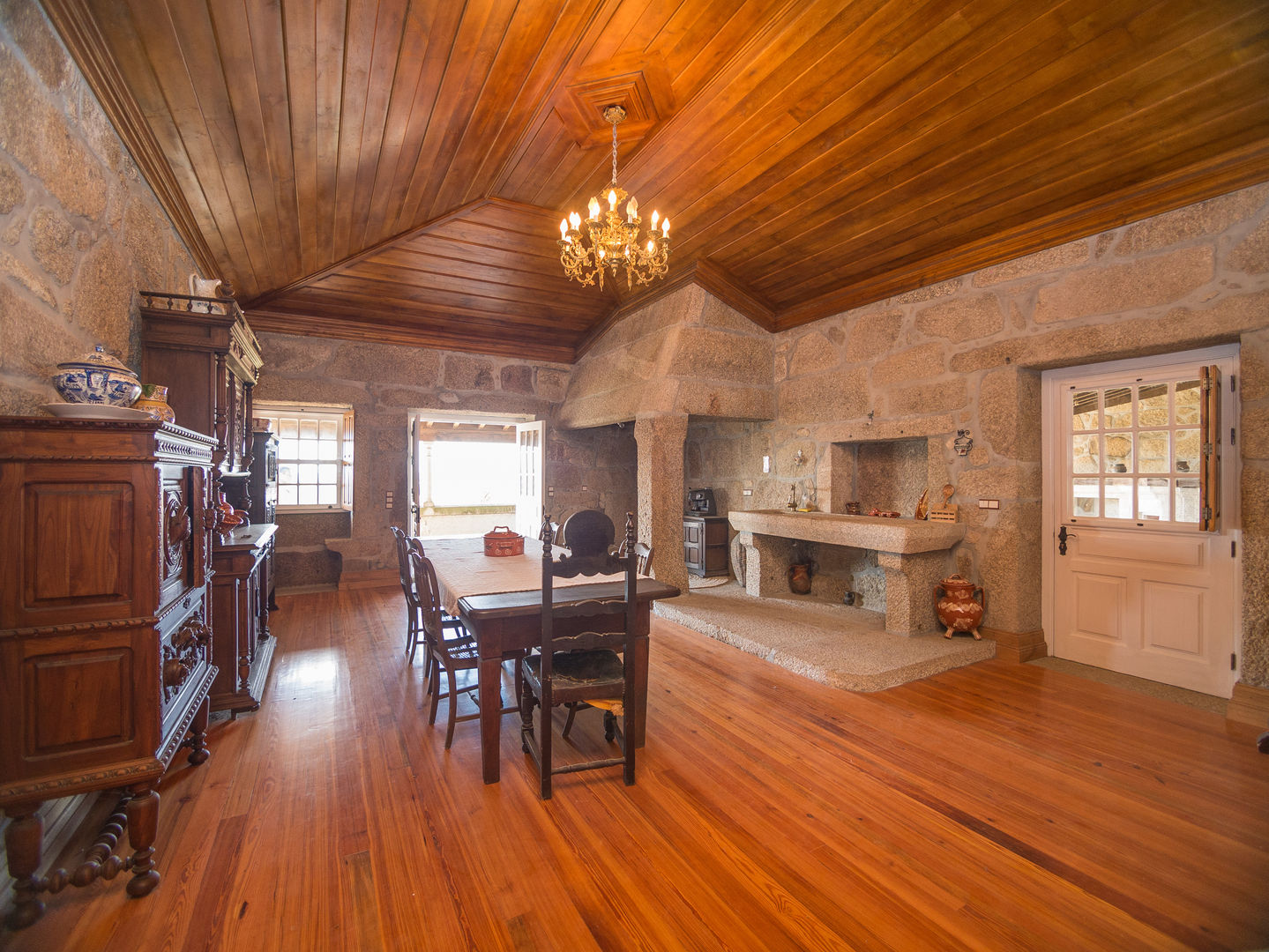 Moradia individual em pedra - Barcelos, H URB H URB Kitchen Stone marrom,Mobília,Mesa,Porta-retratos,Madeira,Cadeira,Armários,Design de interiores,Arquitetura,corredor