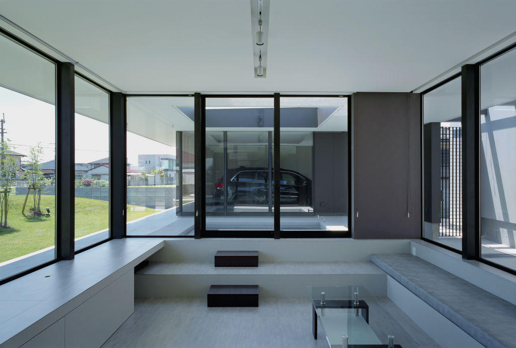 閉じながら開くパノラマビューの家/House in Naruto, 藤原・室 建築設計事務所 藤原・室 建築設計事務所 Modern Living Room ガラス張り,水盤,ベンチ,灰色のソファ,リビング,Glass Facade,water,bench,Grey Sofa,Living Room