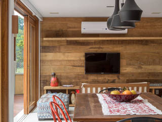 CASA EM CAMBOINHAS, Raquel Junqueira Arquitetura Raquel Junqueira Arquitetura Rustic style dining room
