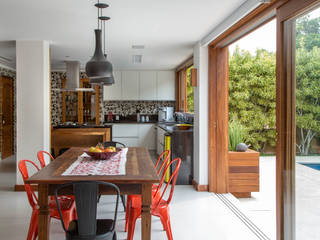 CASA EM CAMBOINHAS, Raquel Junqueira Arquitetura Raquel Junqueira Arquitetura Kitchen