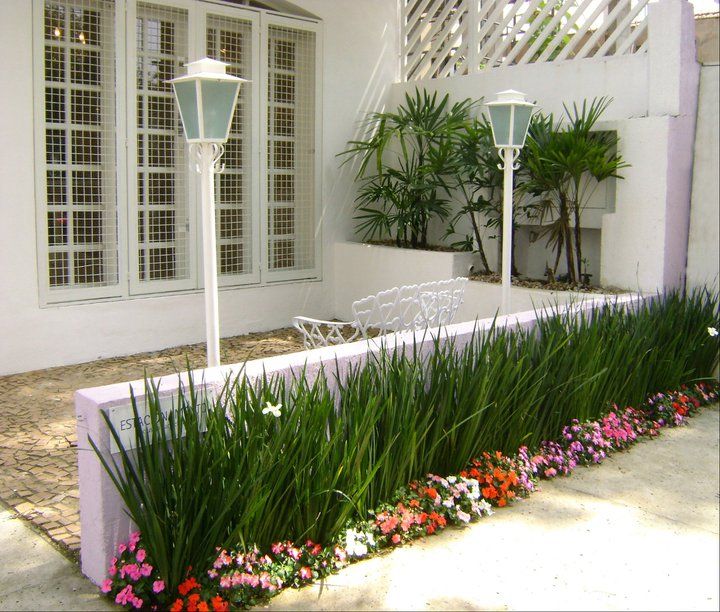 PAISAGISMO: JARDINS BY MC3, MC3 Arquitetura . Paisagismo . Interiores MC3 Arquitetura . Paisagismo . Interiores Minimalist style garden Plantar,Flor,Propriedade,Botânica,Construção,Design de interiores,Pisos,Grama,Design urbano,Linha