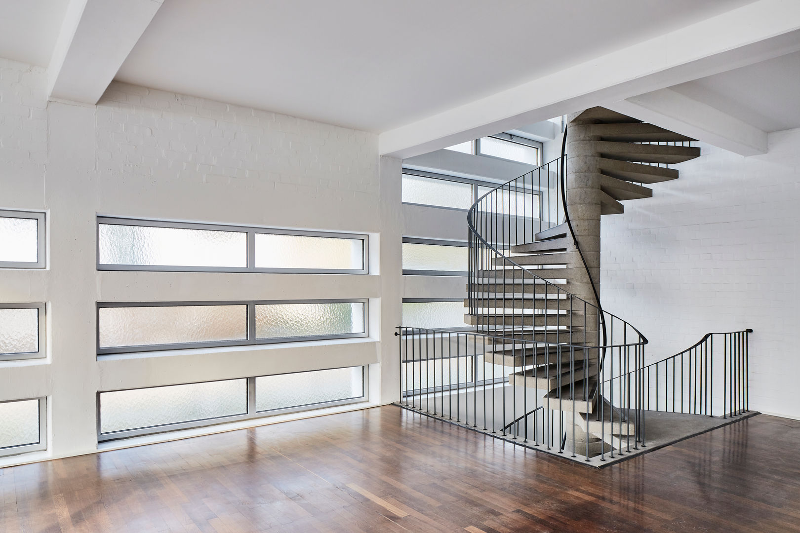 Wohnung mit Loftcharakter, studio1073 studio1073 Stairs Holz,Halle,Bodenbelag,Innenarchitektur,Umhauen,Gebäude,Leuchte,Hartholz,Regale,Immobilie