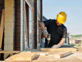 EA20250506-23712 Press profile homify Front doors Wood, Construction worker, Personal protective equipment, Hard hat, Construction, Blue-collar worker, Workwear, Helmet, Carpentry, Engineer