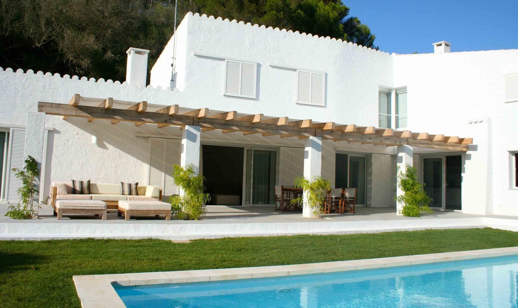 Terraza con vistas al jardín con piscina FG ARQUITECTES Modern Terrace Agua,Planta,Propiedad,Edificio,Puerta,Alberca,Sombra,Árbol,casa,Ventana