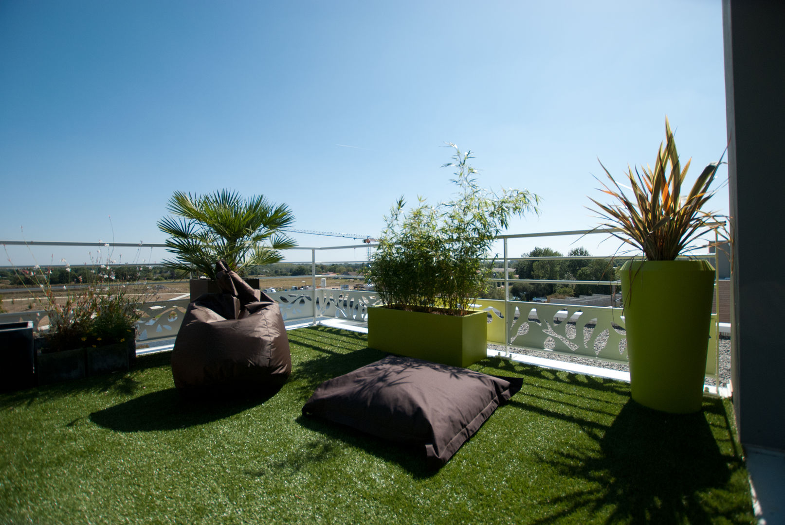 Aménagement d’une terrasse plein sud de 45 m², Vertigo jardins Vertigo jardins Modern Terrace Ciel,Plante,Imeuble,Pot de fleur,Ombre,Plante d'appartement,loger,Mobilier de jardin,Arécales,Herbe