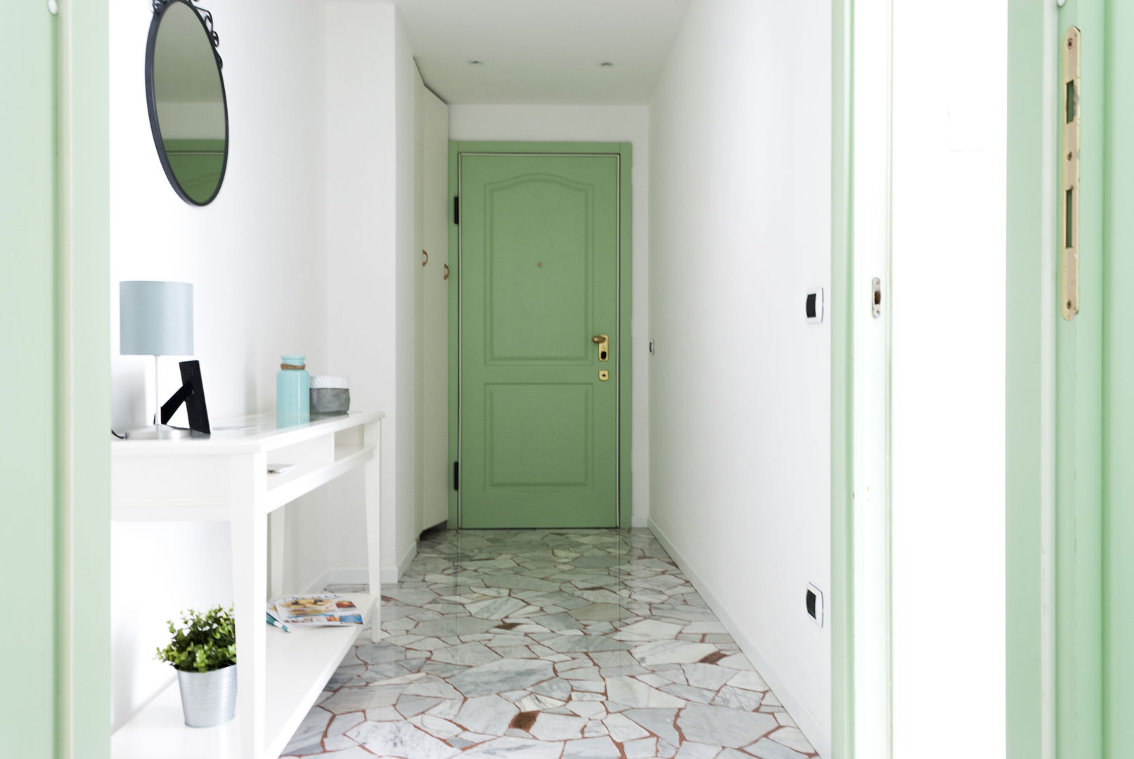 La Casa Verde, Made with home Made with home Modern Corridor, Hallway and Staircase Proprietà,Costruzione,Porta,Apparecchio,Bullone morto,Pianta,Legna,Interior design,Maniglia,Pavimento