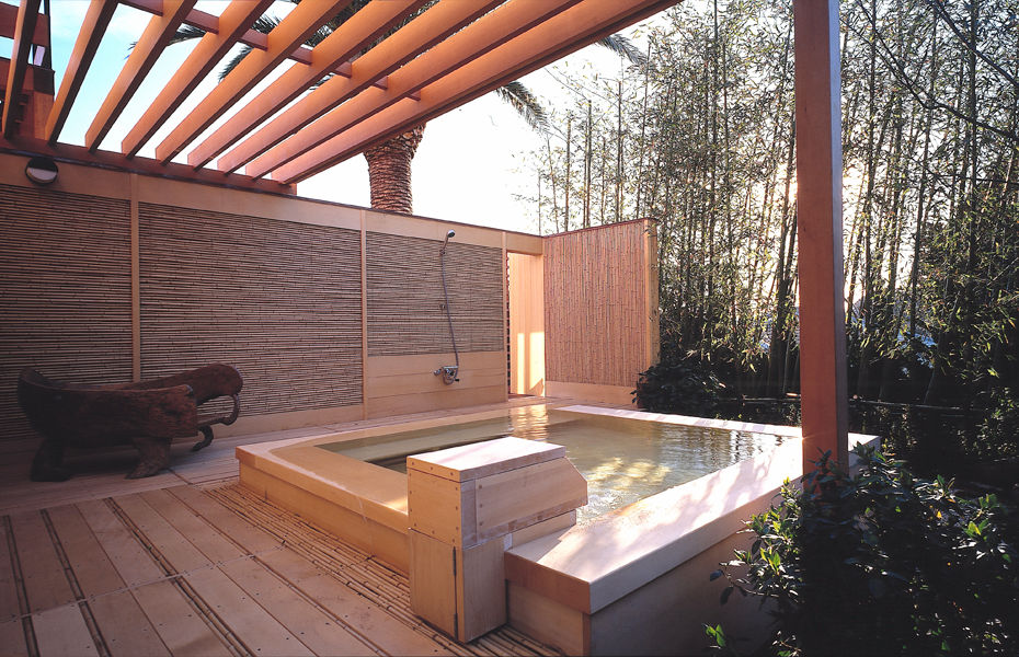 披露山のゲストハウス, 小林福村設計事務所／KOBAYASHIFUKUMURA ARCHITECTS 小林福村設計事務所／KOBAYASHIFUKUMURA ARCHITECTS Modern Pool 窓,空,木,植物,シェード,インテリア・デザイン,木,レンガ,ウッドステイン,フローリング