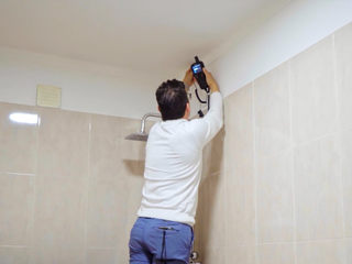 EA20250807-23916 Press profile homify Storage room Ceiling, Plumbing, Tradesman, Electrician, Cleanliness, Human back, Plumbing fixture, Plaster, Electrical cable