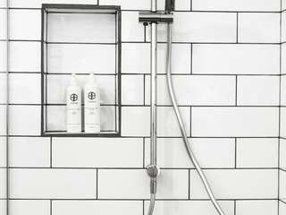 EA20251202-24130 Press profile homify Storage room Plumbing fixture, Bathroom, Plumbing, Tile, Shower head, Shower Panel, Shower, Shower Bar, Household hardware, Tap