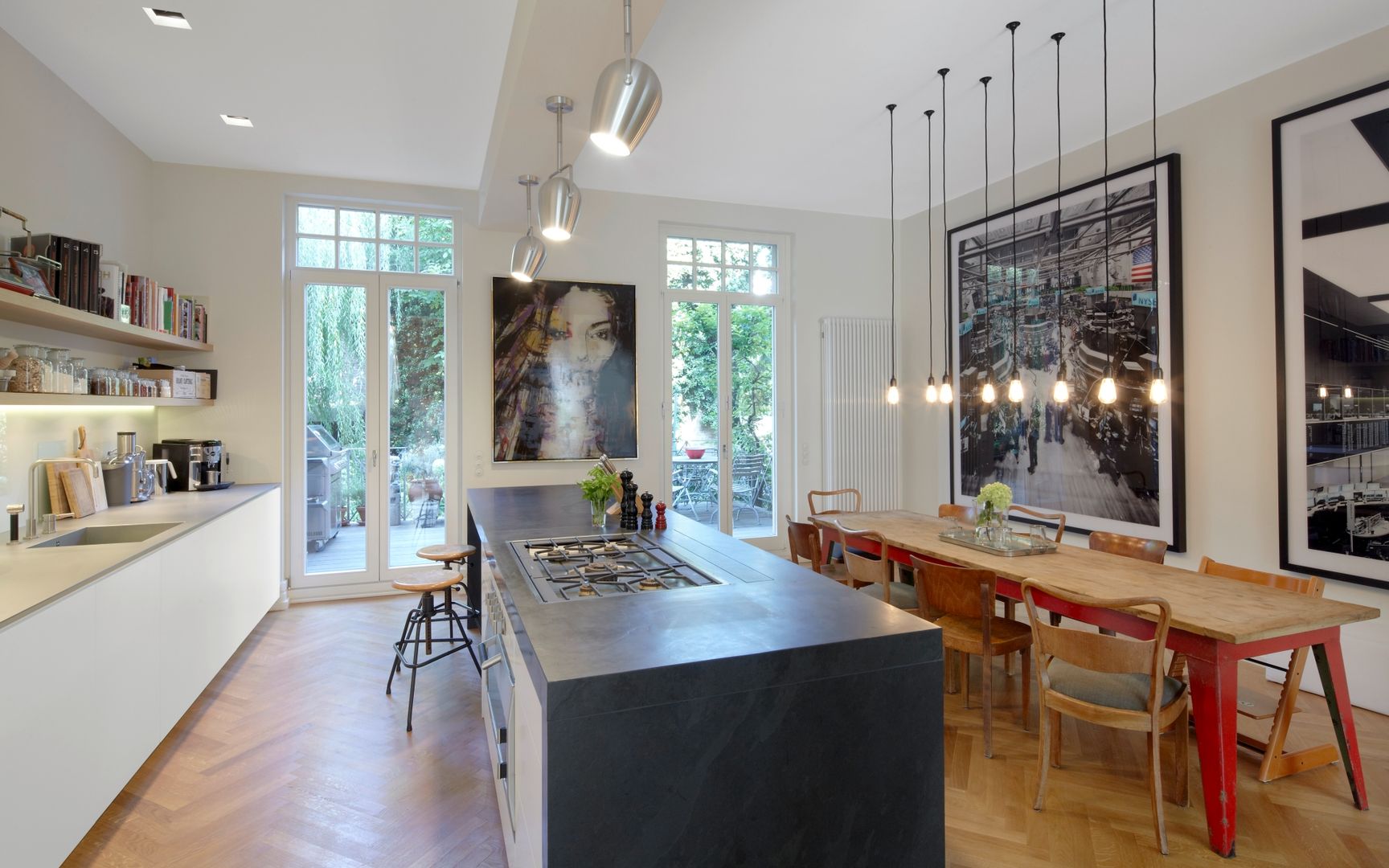 Küche und Essbereich Schmidt Holzinger Innenarchitekten Modern Kitchen Tisch,Möbel,Möbel,Arbeitsplatte,Holz,Innenarchitektur,Regal,Küche,Boden,Sessel