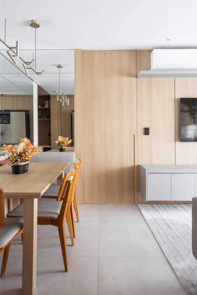 Apartamento 70m² - Perdizes - SP Juliana Dias Arquitetura Apartment Furniture, Interior design, Flooring, Floor, Wall, Wood, Light fixture, Ceiling, Home, Table