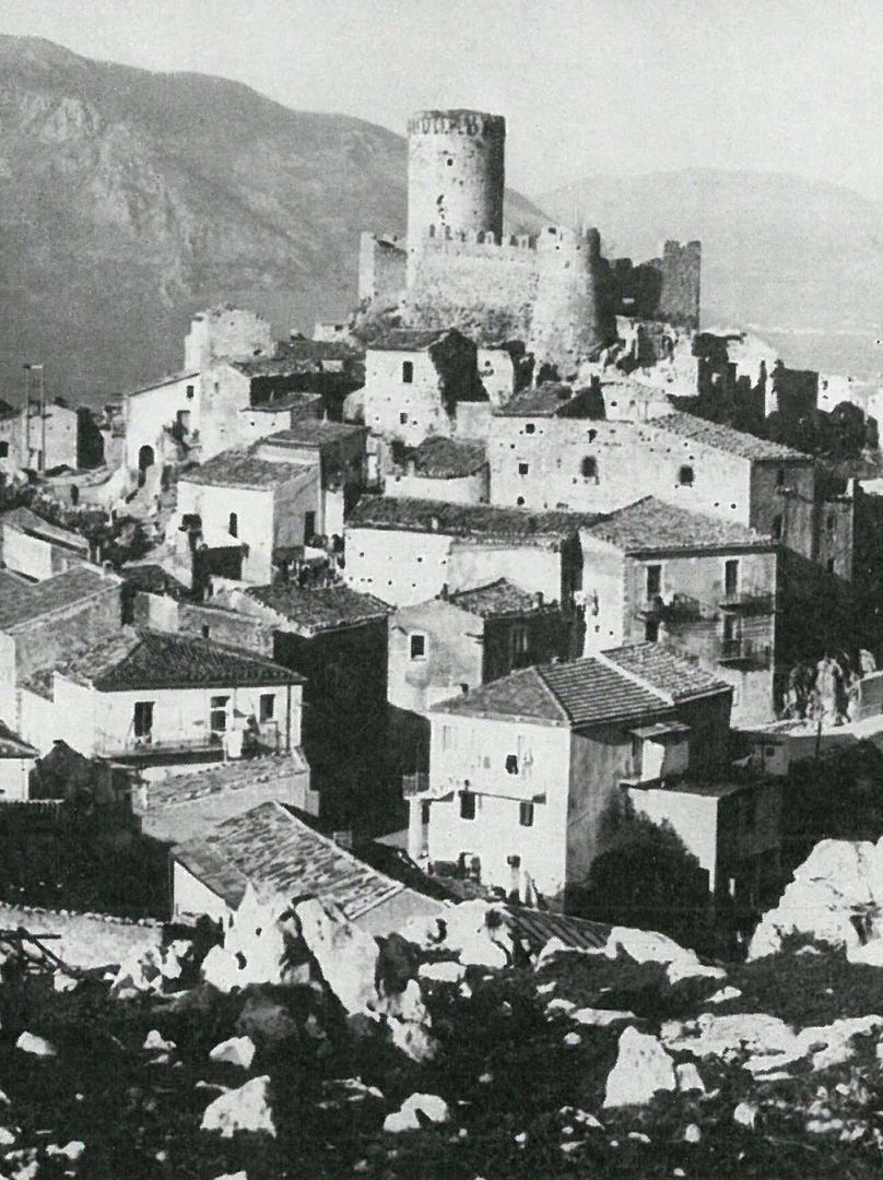 Albergo Diffuso in Molise - Residenze Roccapipirozzi ARTE DELL'ABITARE Apartment Stone Edificio, Mondo, Cielo, Casa, Quartiere, Montagna, Zona residenziale, Città, Area rurale, Paesaggio