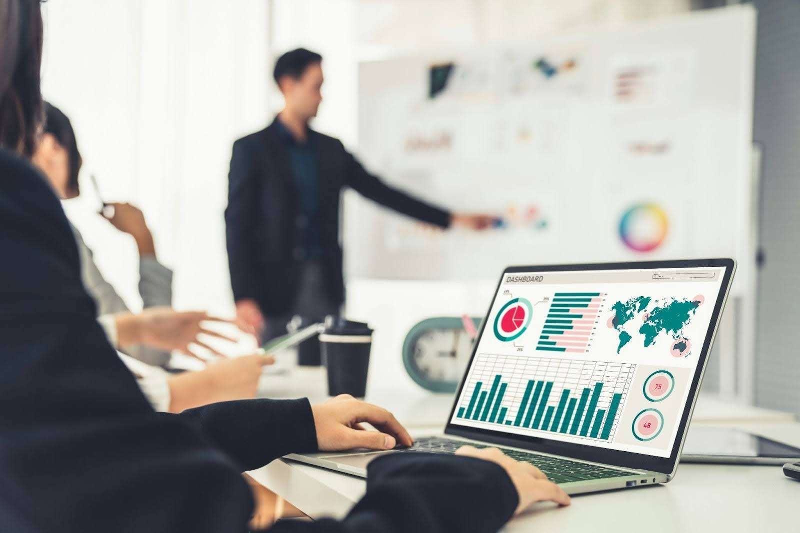 EA20250326-23610 Press profile homify Classic style dressing room Electronic device, White-collar worker, Learning, Technology, Management, Meeting, Job, Computer, Communication Device, Collaboration