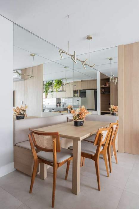 Apartamento 70m² - Perdizes - SP Juliana Dias Arquitetura Apartment Furniture, Interior design, Flooring, Wood, Kitchen & Dining Room Table, Floor, Light fixture, Ceiling, Table, Dining room