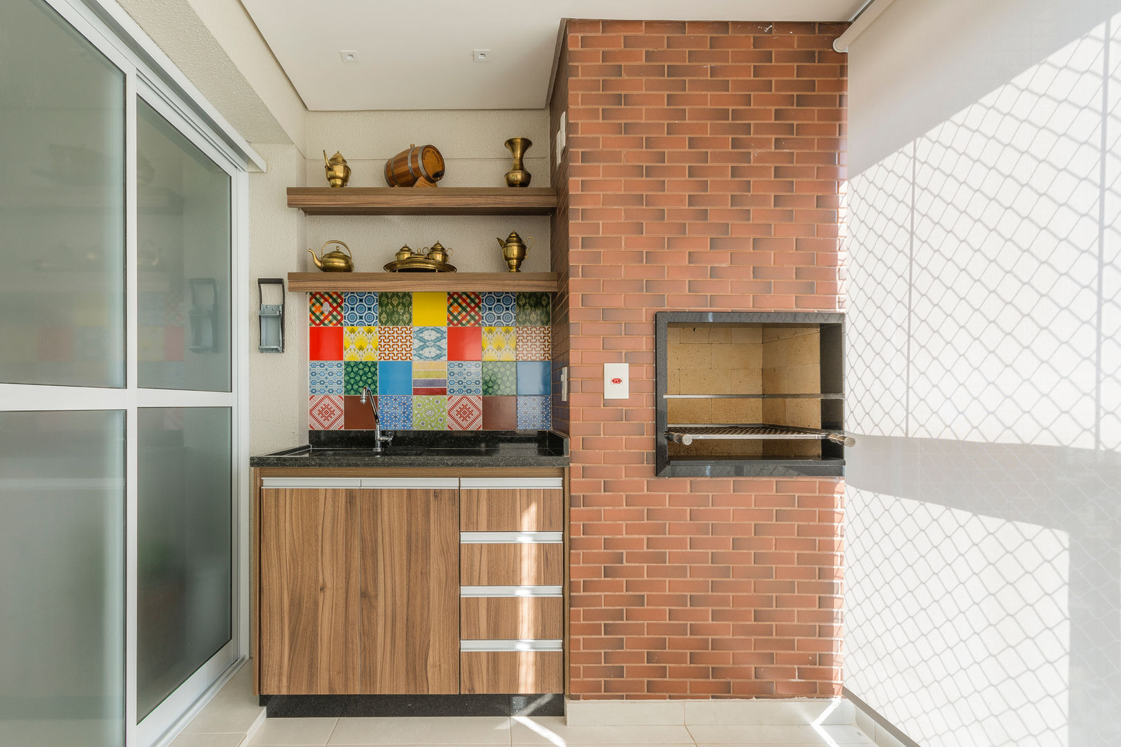 Varanda Gourmet Sandra Pompermayer Arquitetura e Interiores Modern Terrace Armários,Bancada,Mobília,Construção,Cozinha,Madeira,Design de interiores,Prateleiras,Pisos,Mancha de madeira