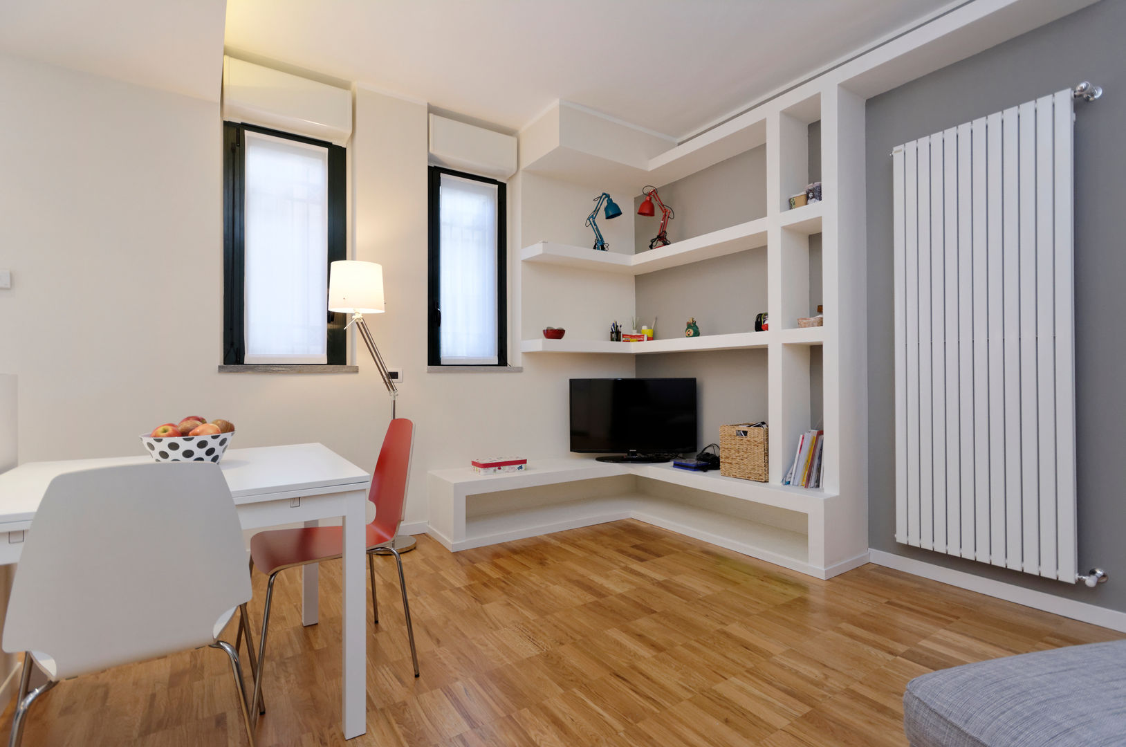 LA LIBRERIA ANGOLARE IN CARTONGESSO ROBERTA DANISI architetto Modern Living Room libreria angolare, libreria, cartongesso, soggiorno, angolo, tv