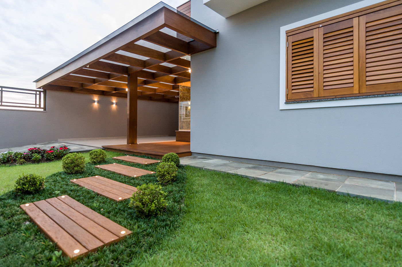 Casa em Taquara/RS, Plena Madeiras Nobres Plena Madeiras Nobres Modern Garage and Shed Plantar,Construção,Janela,Flor,Madeira,Sombra,Grama,Luminária,Céu,Lote de terra