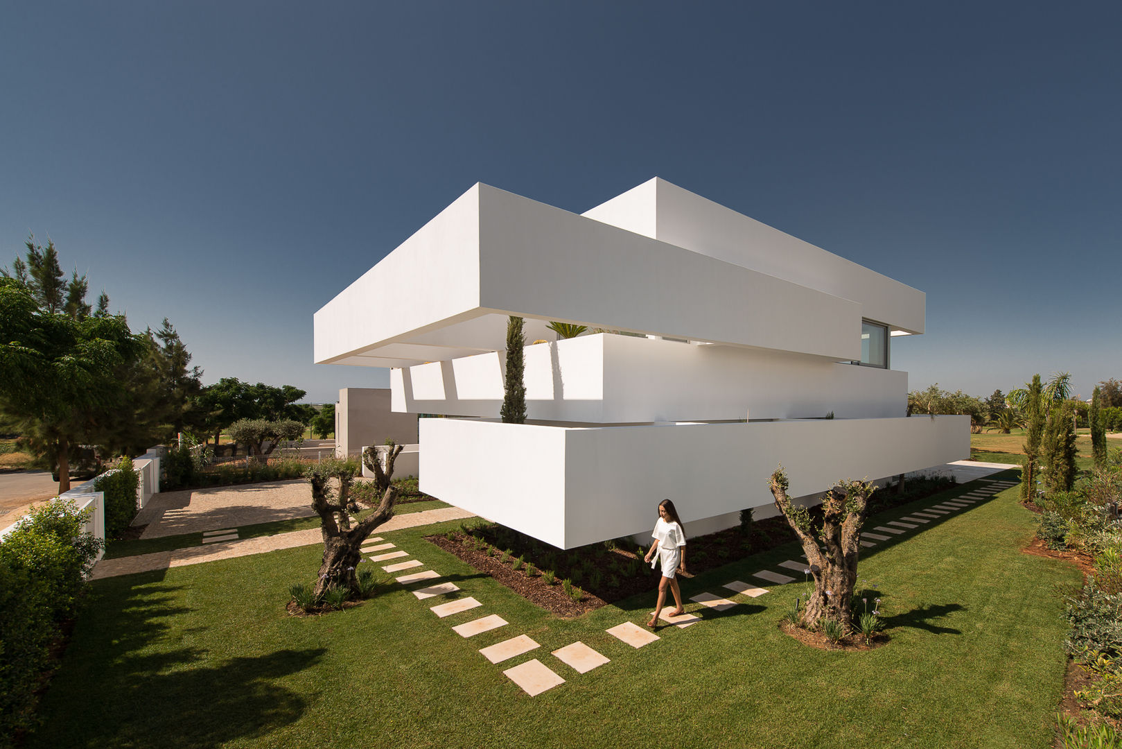 Casa de arquitectura volumétrica no Algarve tem 5 terraços e um jardim, Corpo Atelier Corpo Atelier Modern Houses