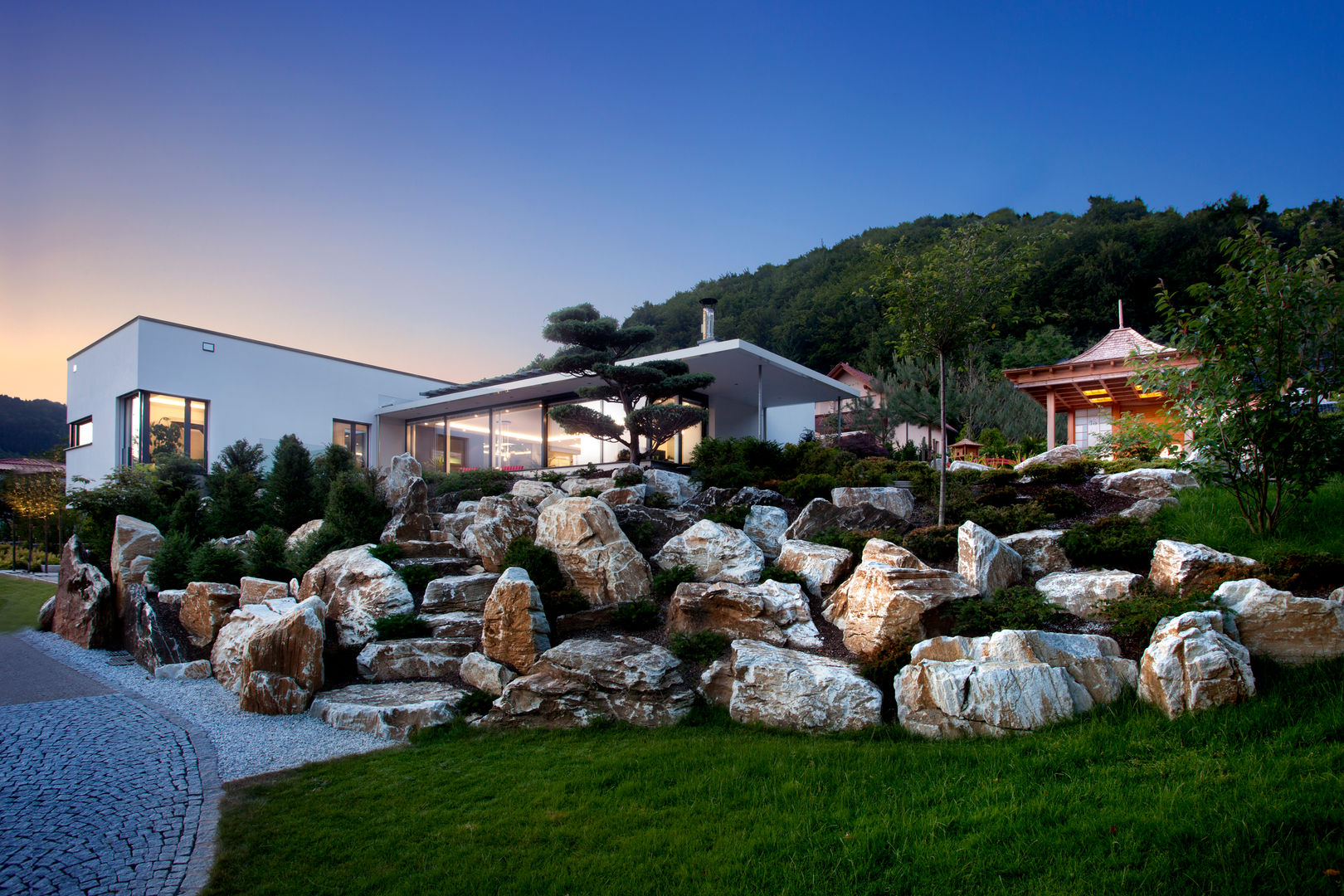 Energieautark, sicher und komfortabel leben mit intelligenter Haustechnik Klaus Geyer Elektrotechnik Asian style houses