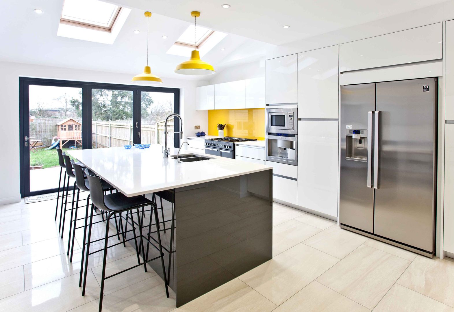 Bright, clean, contemporary homify Modern Kitchen