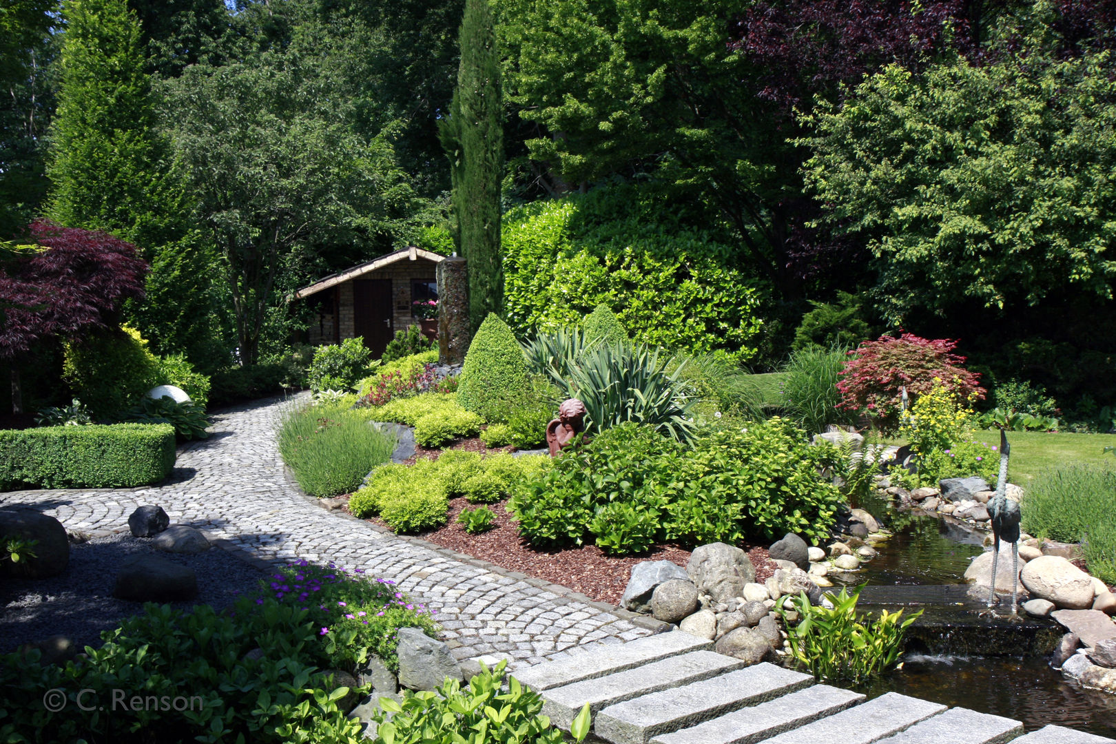Das Gartenhaus, am Waldrand gelegen: hier verschmelzen gebauter Garten und Natur dirlenbach - garten mit stil Country style garden Stein,Pflaster,grau,Stauden,Gräser,Waldrand,Wasserlauf,Bachlauf