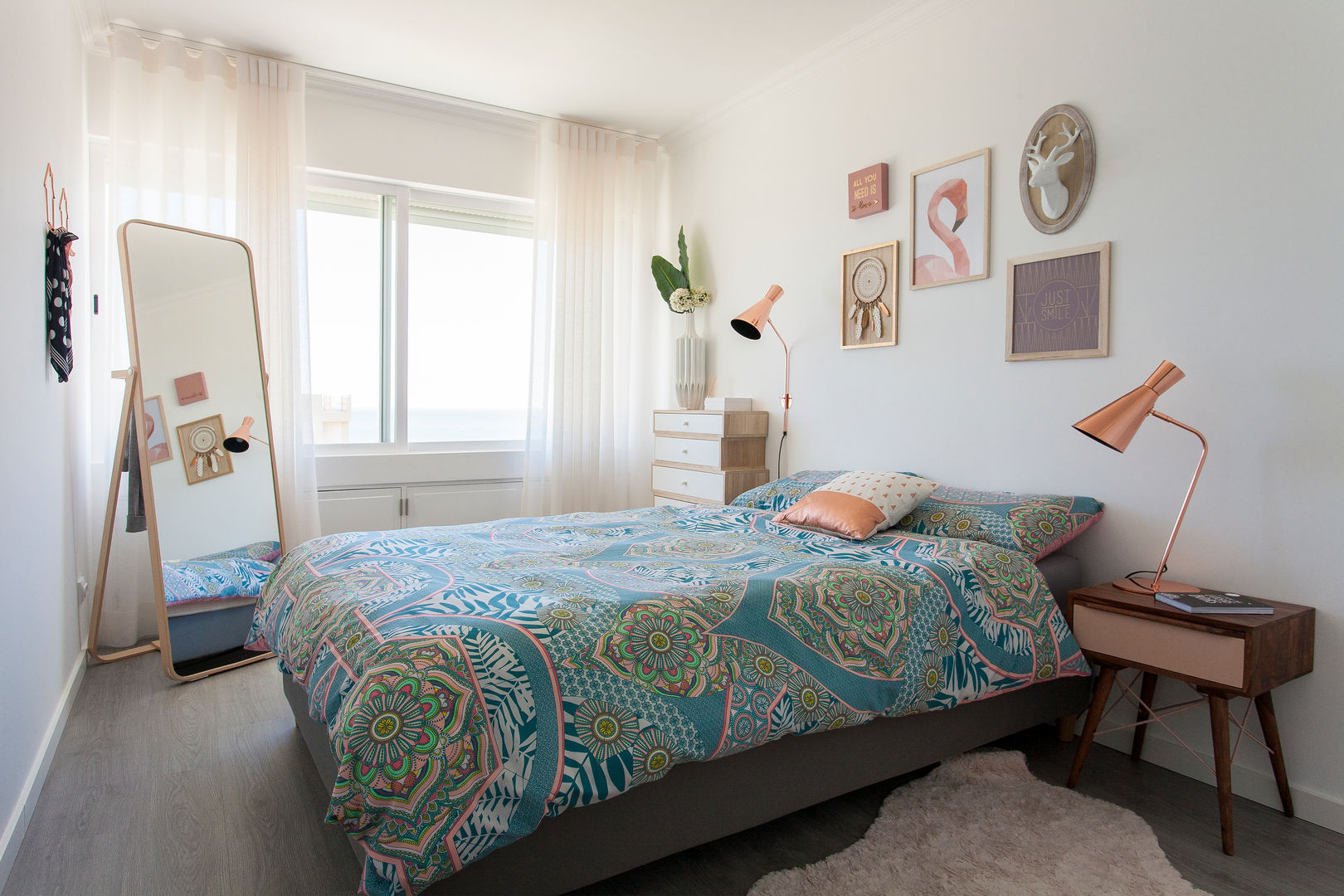 Quarto Traço Magenta - Design de Interiores Modern Bedroom Mobília,Porta-retratos,Conforto,Madeira,Têxtil,Janela,Design de interiores,Construção,Piso,Almofada