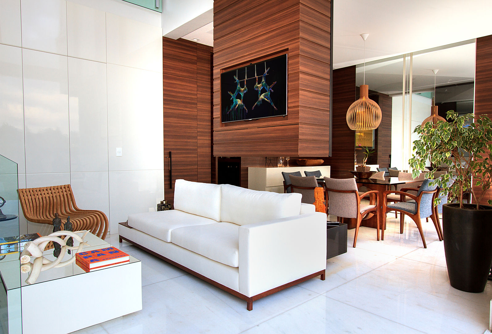 Casa Alphaville | Cond. das Árvores, Maina Harboe Arquitetura Maina Harboe Arquitetura Modern Living Room Mobília,Propriedade,Plantar,Sofá,Porta-retratos,Mesa,Conforto,Design de interiores,Vaso de flores,Sala de estar