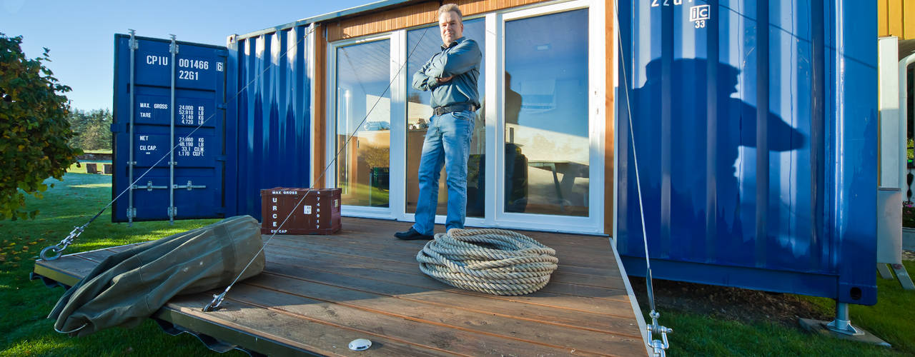 POCKETCONTAINER - Das Mikrohaus, Stefan Brandt - solare Luftheizsysteme und Warmuftkollektoren Stefan Brandt - solare Luftheizsysteme und Warmuftkollektoren Minimalist house Himmel,Schatten,Holz,Die Architektur,Grundstück,Gras,Freizeit,Öffentlicher Raum,Tür,Immobilie
