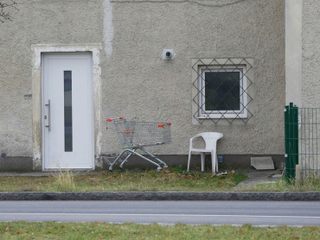 EA20250917-23980 Press profile homify Single family home Wall, Door, Grey, Concrete, Home Door, Building material, House numbering, Paint, Plaster, Siding