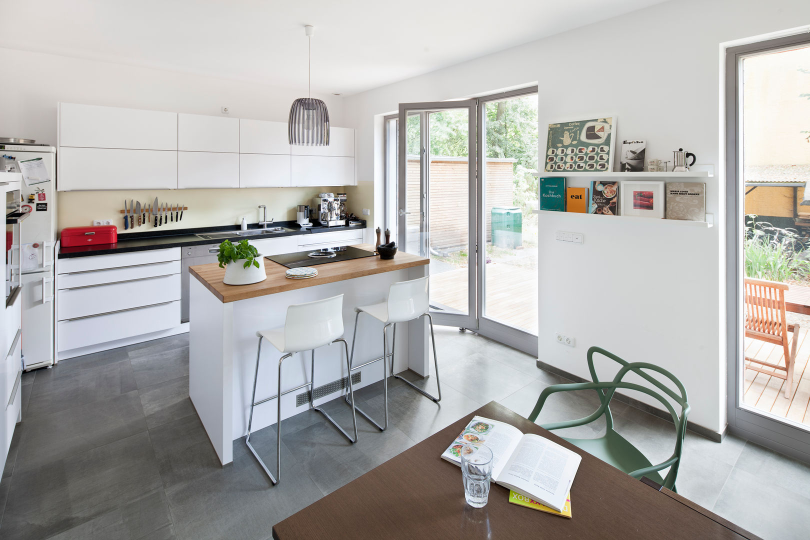 Haus Wannsee, Müllers Büro Müllers Büro Kitchen zweigeschossig, Einfamilienhaus, Massivbauweise, vorgehängte Fassadentechnik, Klinkerriemchen, Neubau, Fenster, Küche, Beleuchtung