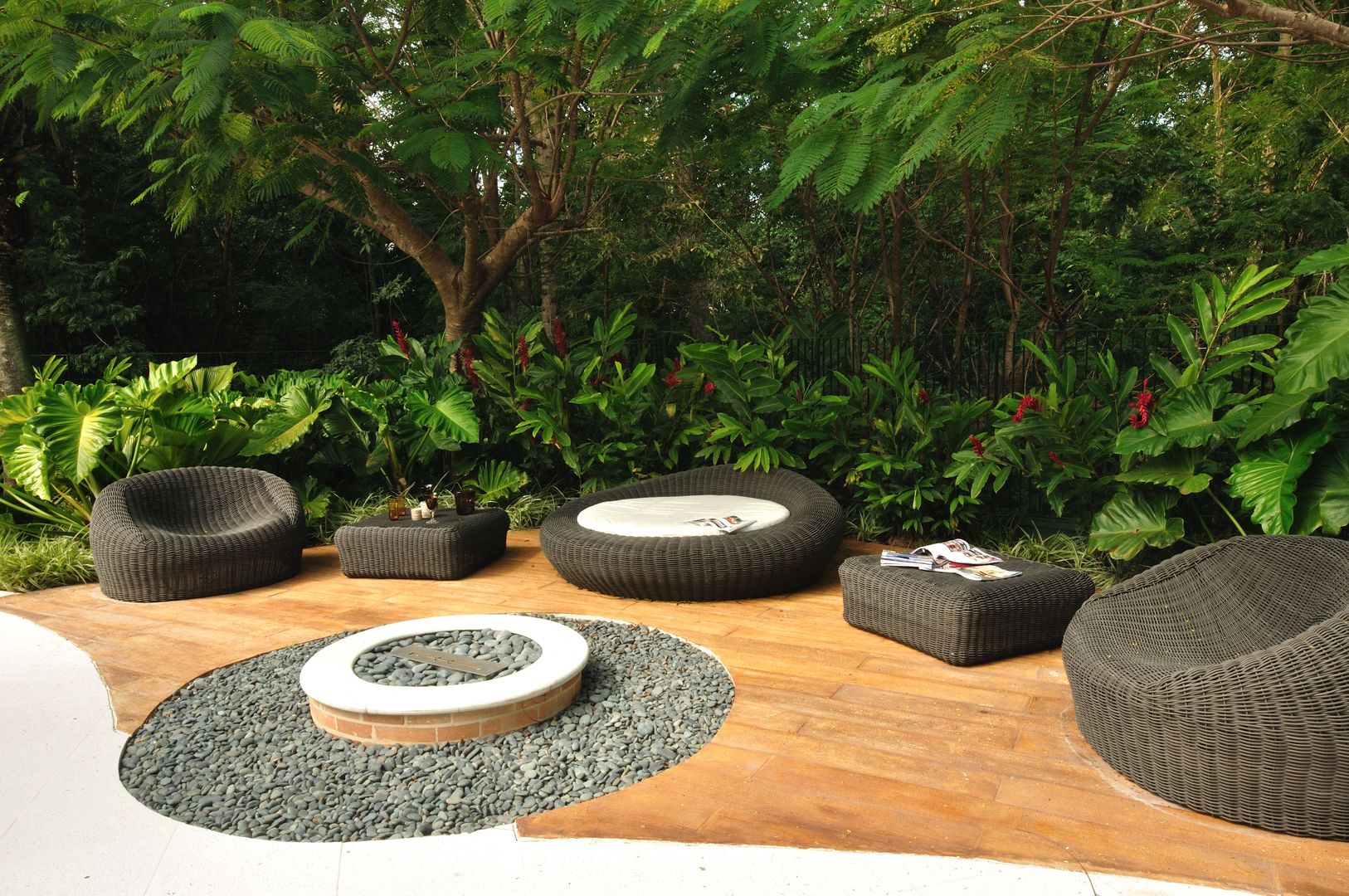 Casa WSC , alexandre galhego paisagismo alexandre galhego paisagismo Tropical style garden Pneu,Plantar,Roda,Pneu automotivo,Luz,Piso,Botânica,Borracha sintética,Árvore,Superfície da estrada