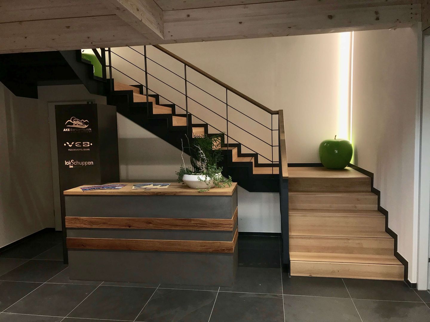 Foyer mit Treppe plan.b lichtplanung Stairs