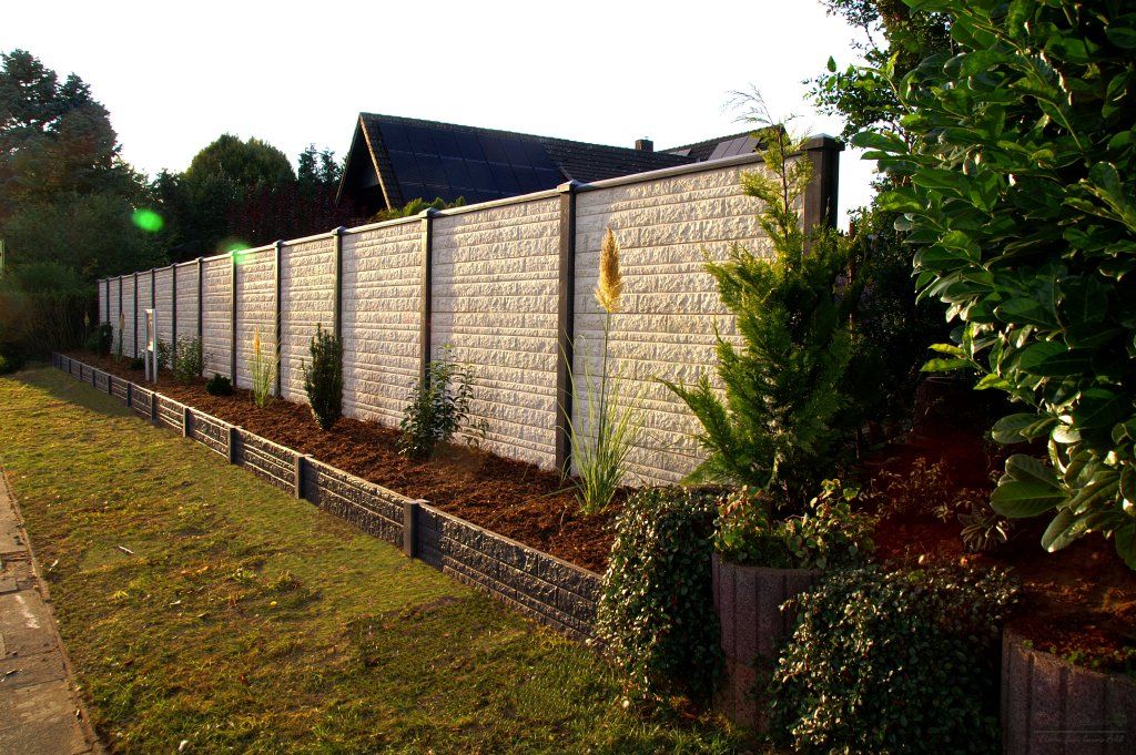 Deluxe-Betonzaun Motiv "Fels -Das Original-" Farbe hellgrau und anthrazit Morganland Modern Garden Fencing & walls
