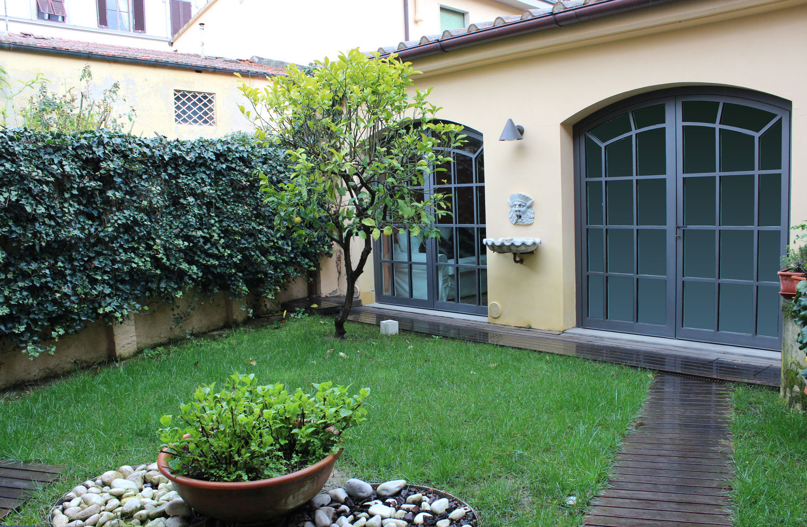CASA PRIVATA AT06, STUDIO ARCHIFIRENZE STUDIO ARCHIFIRENZE Modern Garden Pianta,Proprietà,Finestra,Costruzione,Fiore,Vaso di fiori,apparecchio,Erba,Zona residenziale,Paesaggio