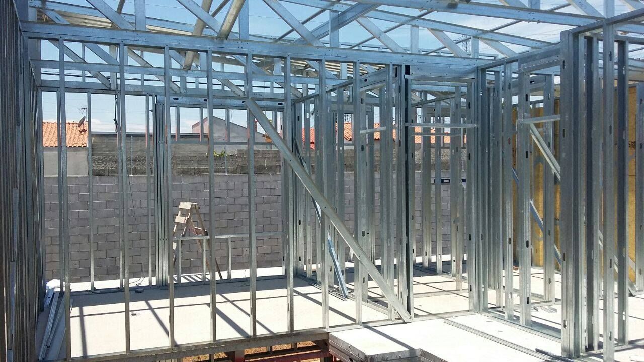 Estrutura interior - Fechamento paredes Engenharia expressa Modern Houses Iron/Steel Light Steel Frame