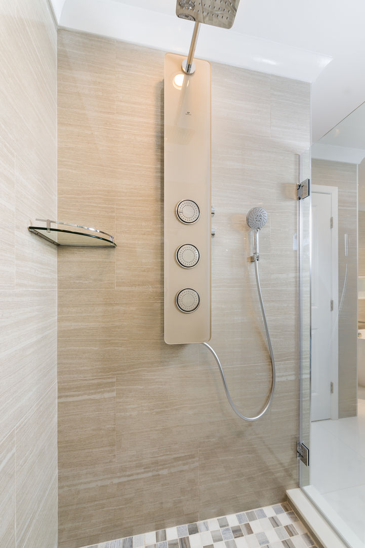 Master Bathroom Shower with Integrated Porcelanossa shower module homify Modern Bathroom Metal
