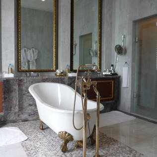 10 Gorgeous White Bathtub Designs and Ideas To Recreate at Home 