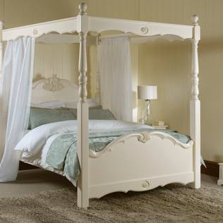 How to use a four poster bed canopy to good effect