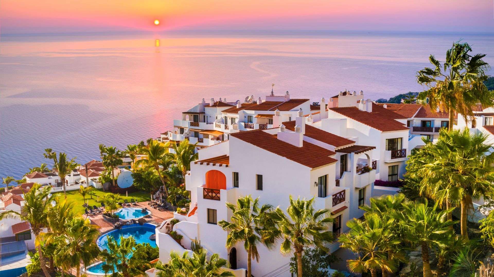 EA20241021-23163 Press profile homify Classic style bathroom Gebäude, Himmel, Wasser, Eigentum, Anlage, Wolke, Licht, Azurblau, Natur, Baum