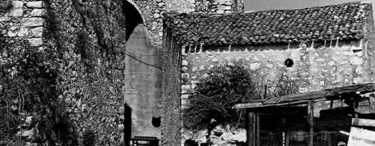 Albergo Diffuso in Molise - Residenze Roccapipirozzi homify Gable roof Stone Cielo, Nuvola, Bianco e nero, Mattone, Pianta, Area rurale, Facciata, Monocromo, Paesaggio, Fotografia monocromatica