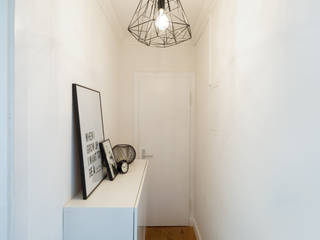 Architektenwohnung in Augsburg - WOHNGLUECK GmbH - Immobilien, WOHNGLUECK GmbH (Immobilien) WOHNGLUECK GmbH (Immobilien) Minimalist corridor, hallway & stairs