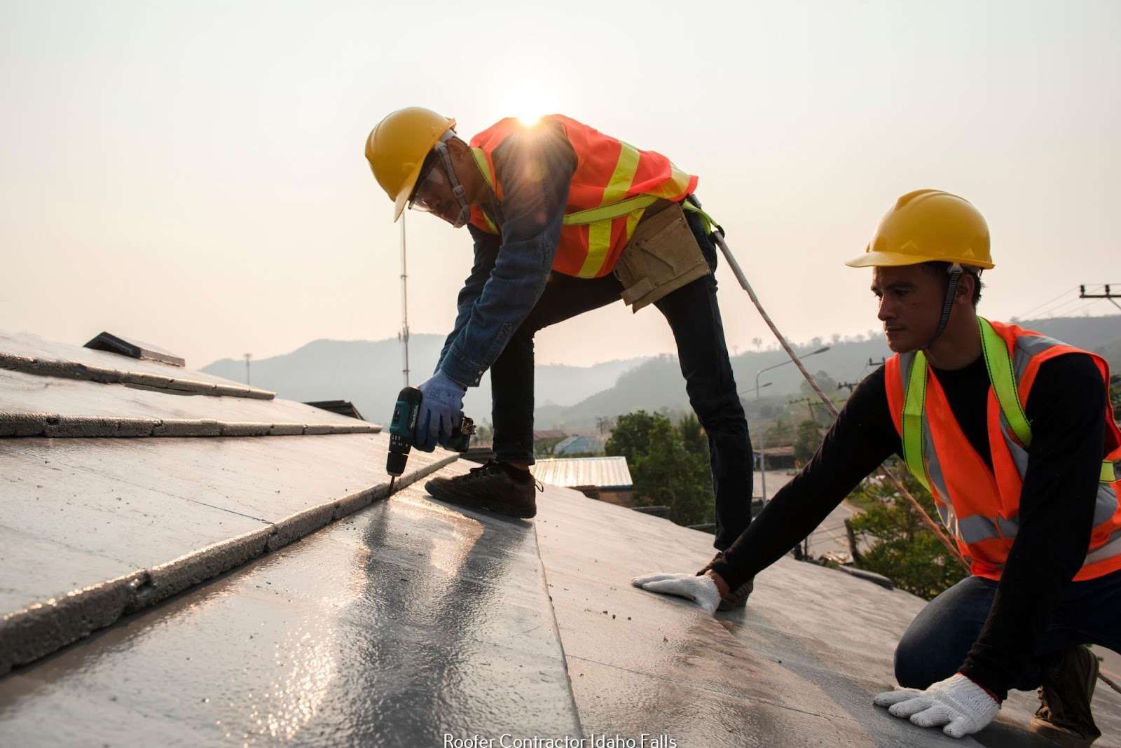 How to Shop Around for Reliable Commercial Roofing Experts? homify Flat roof Sky, Workwear, Hard hat, High-visibility clothing, Tradesman, Slope, Asphalt, Helmet, Road surface, Blue-collar worker