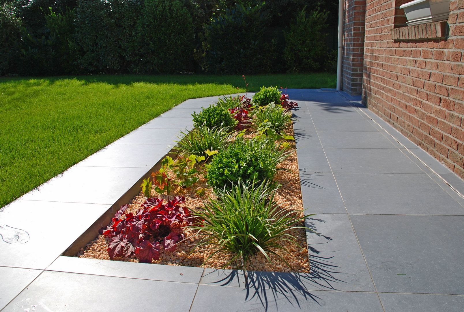 jardin après travaux RVB PAYSAGE Classic style garden Fleur,Plante,Surface de la route,Feuille,Infrastructure,Botanique,Rectangle,Herbe,Brique,Asphalte