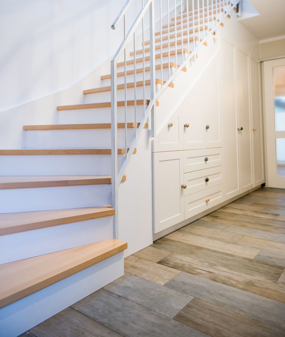 Treppenaufgang - spannende Materialkombination hysenbergh GmbH | Raumkonzepte Duesseldorf Country style corridor, hallway& stairs Trittstufe Holz,Treffe,Treppenaufgang,Stauraum,Stauraum Treppe,Steinfliesen,Erdtöne,Geländer