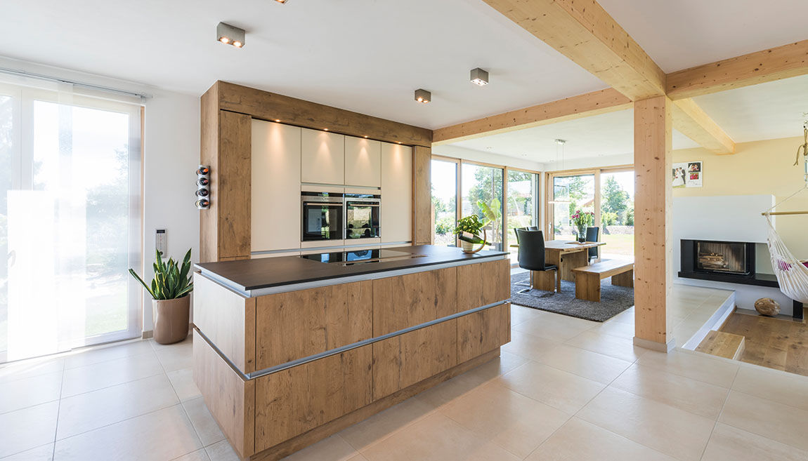 Küche mit Kochinsel und Essbereich homify Modern Kitchen KitzlingerHaus,Fertighaus,Ökohaus,Kochinsel