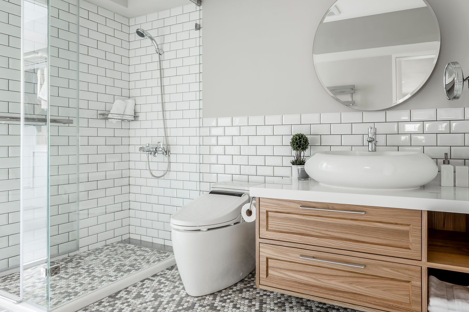 流白, 潤澤明亮設計事務所 潤澤明亮設計事務所 Scandinavian style bathroom 镜子,浴室柜,水暖夹具,财产,轻敲,下沉,白色的,橱柜,浴室,浴室水槽