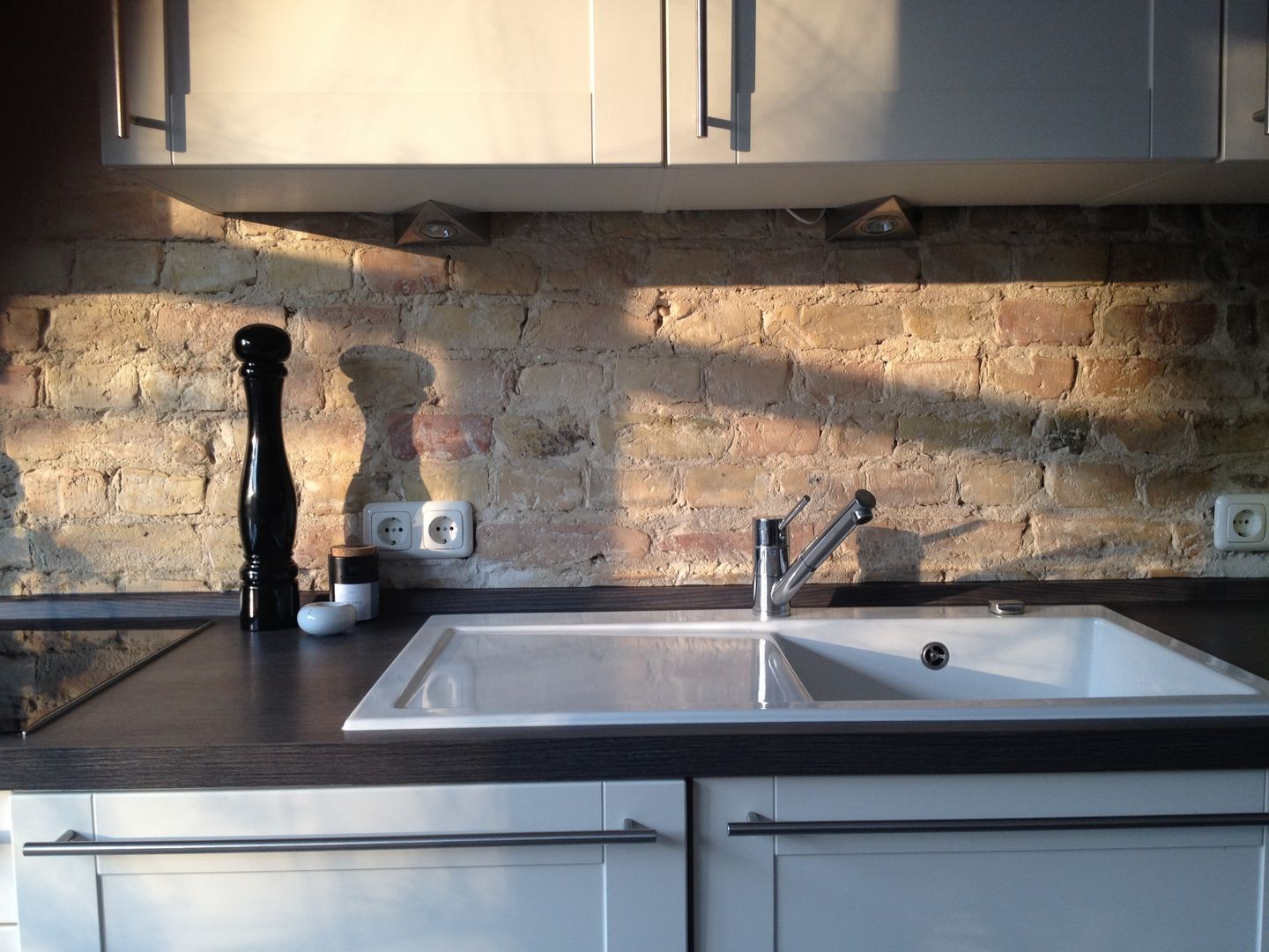 Backsteinwand statt Fliesenspiegel in der Küche homify Kitchen