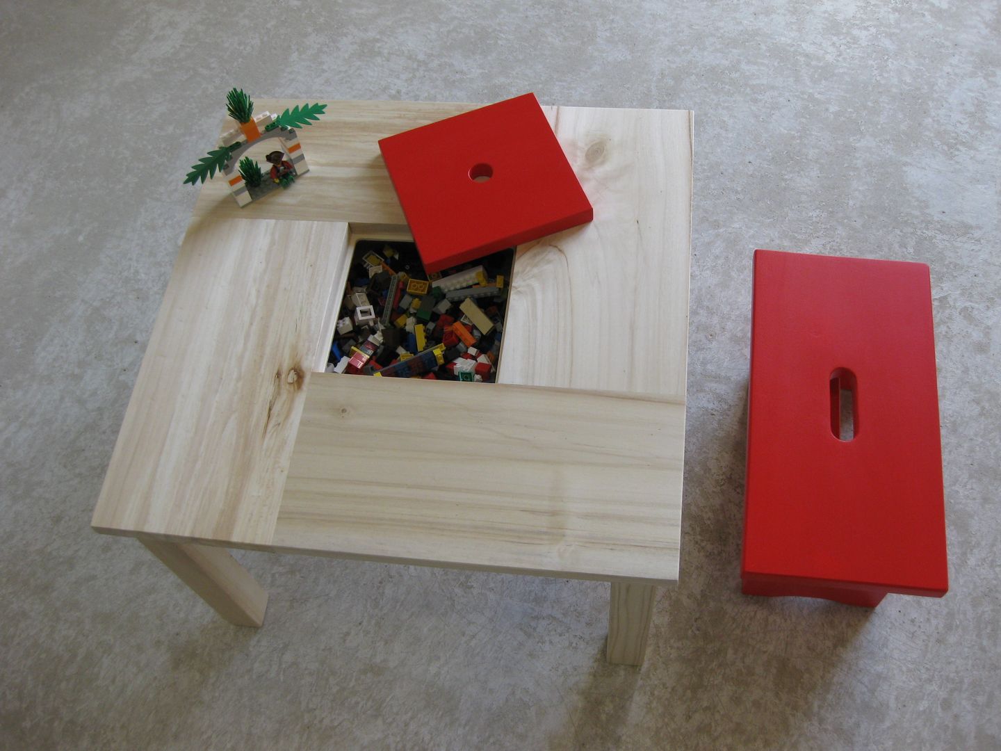 Table enfant en bois avec casier de rangement Lartelier Nursery/kid’s room Desks & chairs