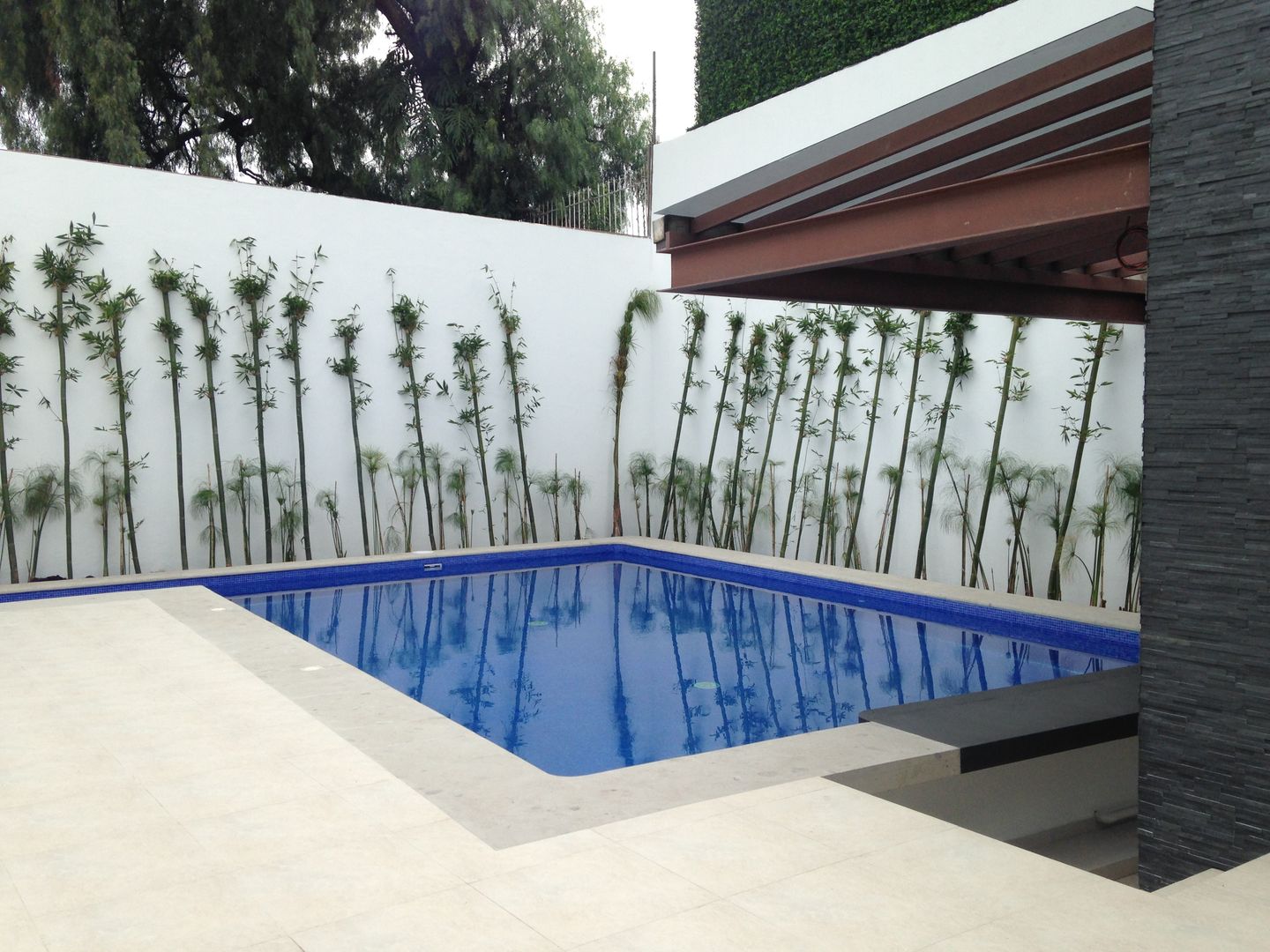 Alberca con Bar integrado CESAR MONCADA SALAZAR (L2M ARQUITECTOS S DE RL DE CV) Modern Pool Proyecto y Construcción en el Club de Golf La Hacienda