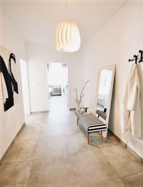 Flurbereich zum Ankommen Münchner home staging AGENTUR GESCHKA Modern Corridor, Hallway and Staircase flur, schwarz-weiß, homestaging München